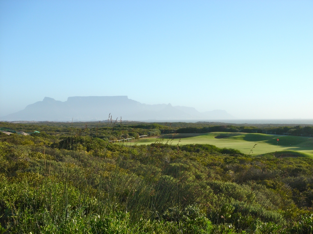 Sur le parcours d'Atlantic Beach, on découvre sur le retour, un magnifique petit par 3, qui par temps clair, vous offre une vue sublime sur la célèbre montagne de la Table.