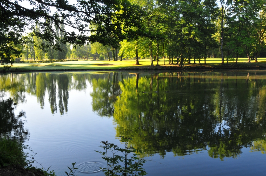 Le trou n°9 est le par 3 signature de Donnery, qui a été implanté en région Orléannaise par les forces américaines en 1956. La légende (à vérifier !) dit que Arnold Palmer a participé au dessin.