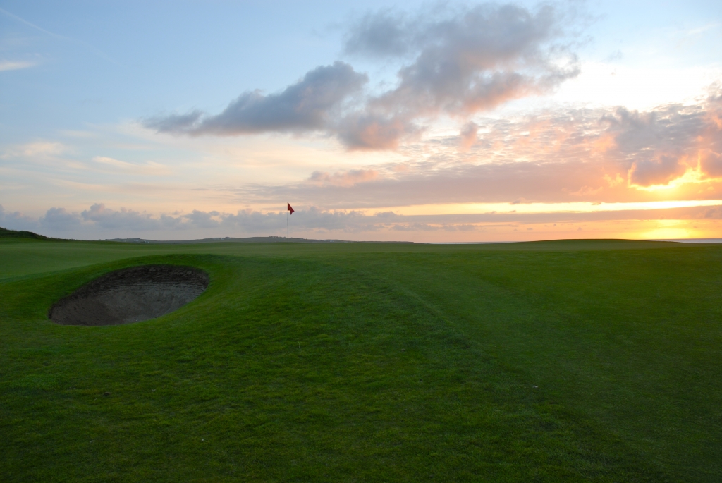 Une fin de journée en mai sur le green du 18 de Doonbeg après une belle journée Irlandaise.