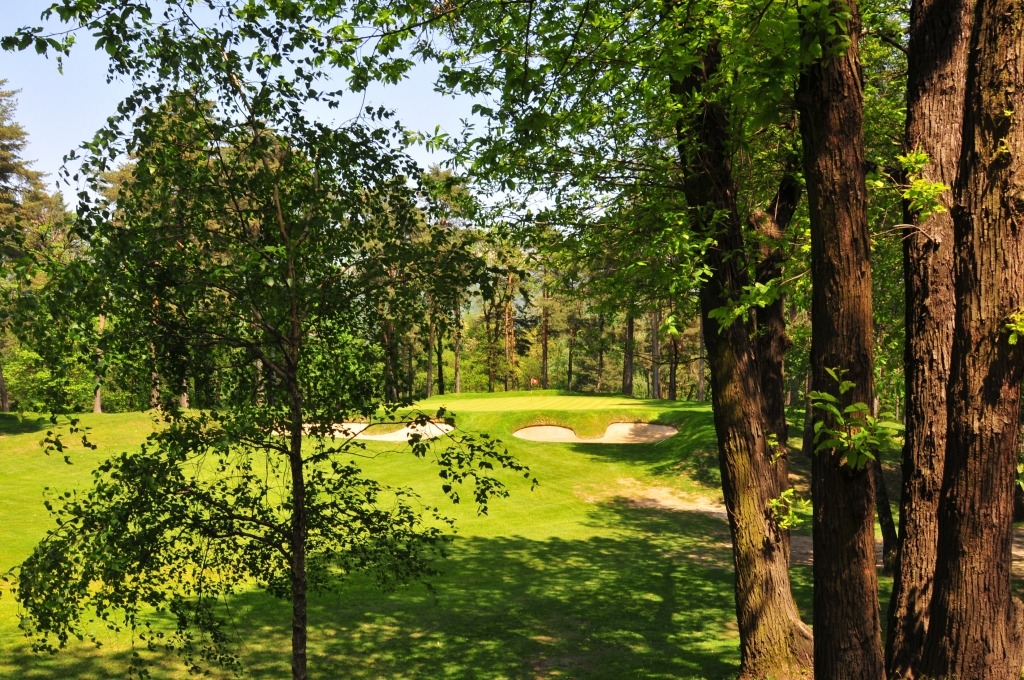 Sur les rives du Lac de Côme, à proximité de Cernobio, le parcours très privé de la Villa d'Este jouit d'un tracé élégant dans une jolie forêt.