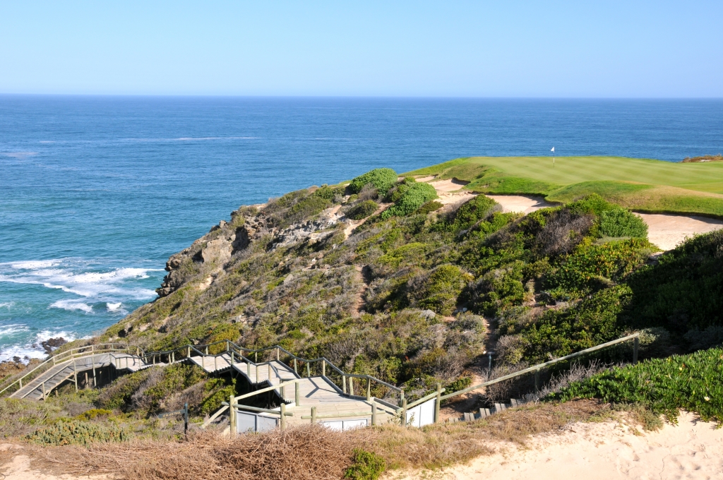 A côté de Mossel Bay, le parcours de Pinnacle Point est probablement le plus spectaculaire des nouveaux parcours d'Afrique du Sud. Si le vent se met de la partie, il sera quasiment injouable, mais vous garantira toujours des vues inoubliables.