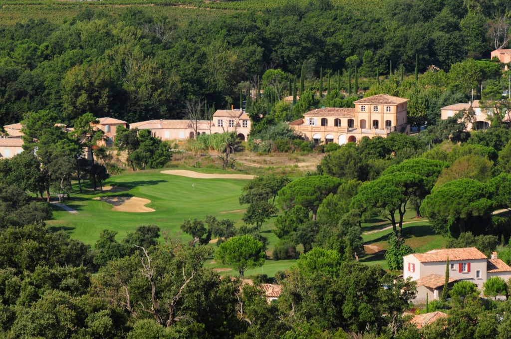 Au dessus du merveilleux village de Saint-Tropez, le parcours de Gassin, dessiné par Gary Player.