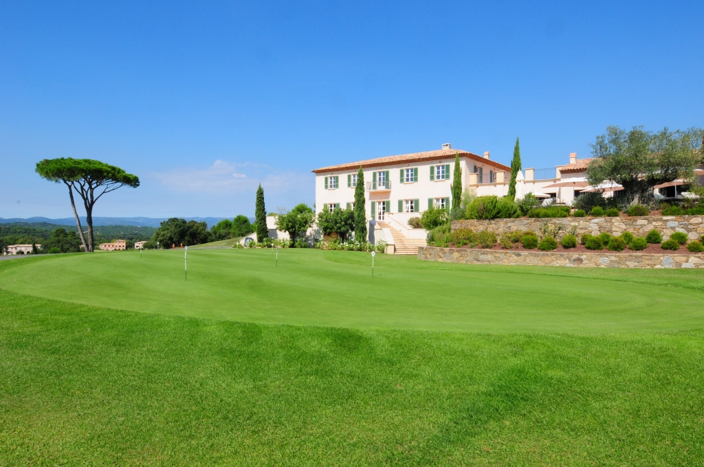 Ce club-house est l'un des plus cosy et raffinés qui existe ; la restauration de grande qualité, la bastide typique et le raffinement général concluent de belle manière 18 trous sur l'un des plus exclusifs et privés parcours de France.