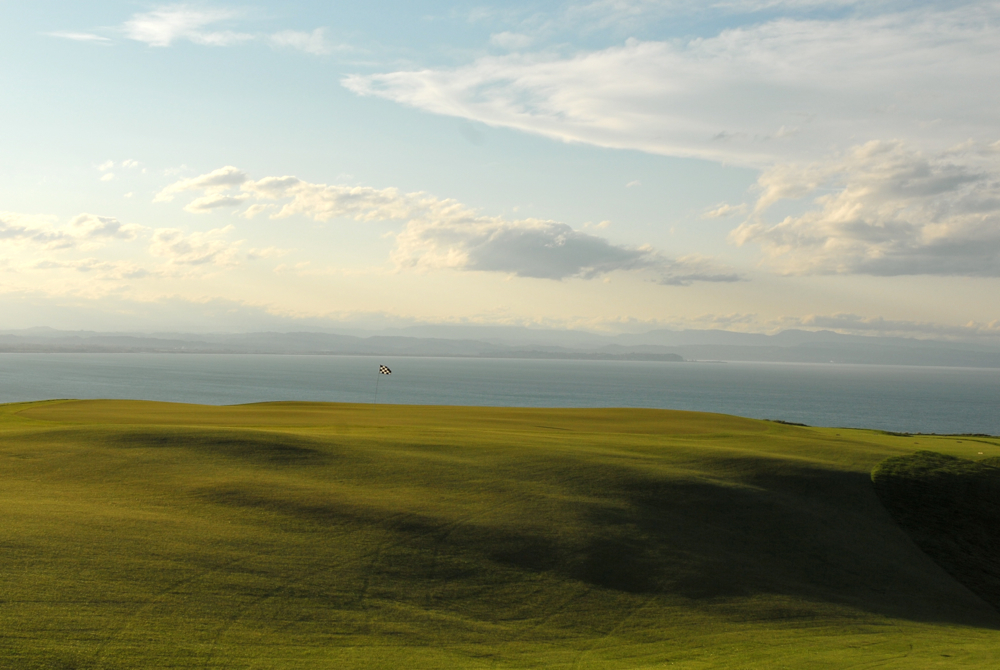A proximité de la ville de Napier, le milliardaire américain Julian Robertson, a crée son rêve de golf sur le sommet de falaises qui culminent à 300 mètres. L'un des parcours les plus spectaculaires au monde, Cape Kidnappers offre des vues spectaculaire.